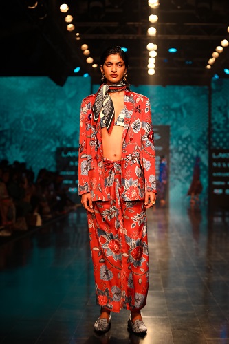 Model walking for Bemberg™ presents Payal Pratap at the FDCI x Lakmé Fashion Week (2)