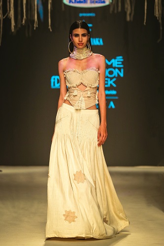 Model walking for Rina Dhaka at the FDCI Khadi Presentation at the FDCI x Lakmé Fashion Week (2)