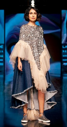 Models walking for Lakmé Salon and Varun Bahl Couture at FDCI X Lakmé Fashion Week (9)