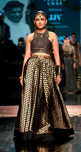 Mrunal Thakur walking for TENCEL™ LUXE presents JJ Valaya at FDCI X Lakmé Fashion Week (7)